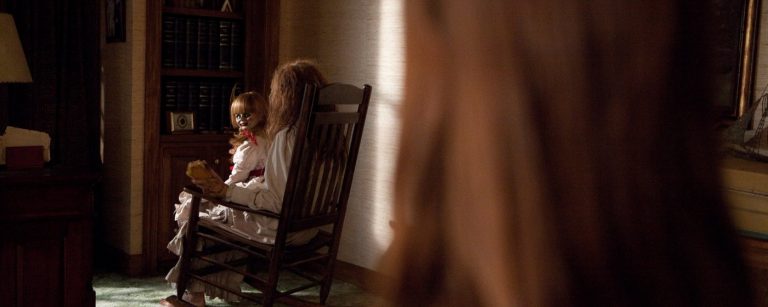 Koira katsoo Kirottu-leffaa ja reagoi asianmukaisella tavalla